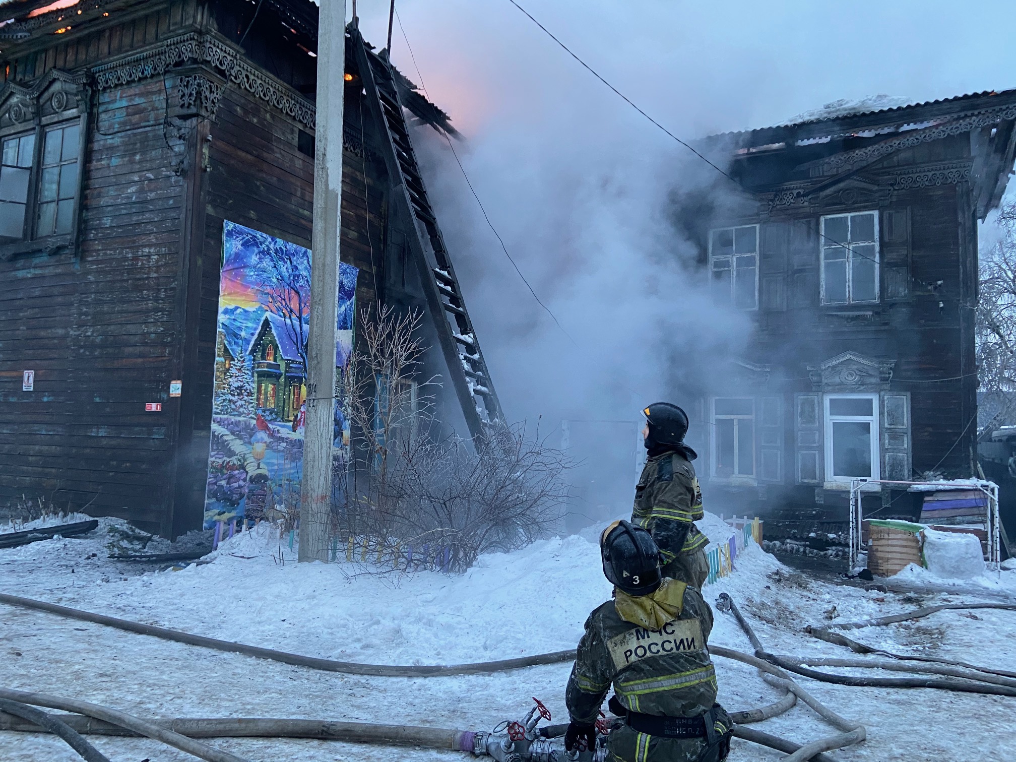 Горячая иркутск. Пожар в двухэтажном доме. Пожара городе Иркутске. Пожар на Бабушкина. Пожар пожар в городе Иркутске.