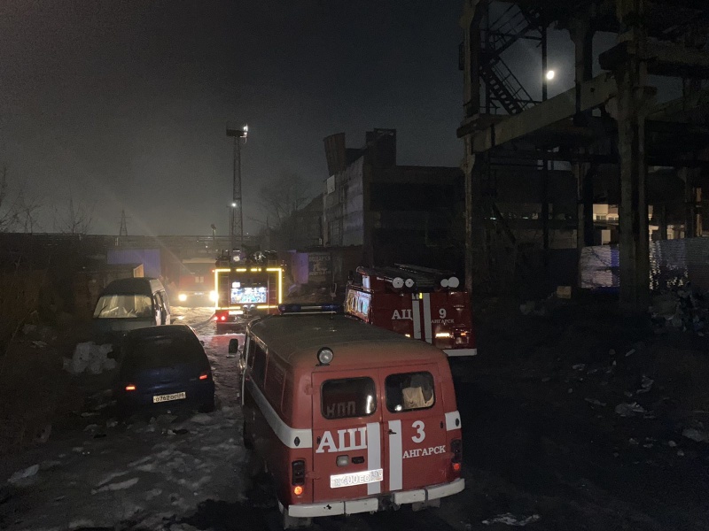 Пожар в двухэтажном производственном здании в городе Ангарске ликвидировали пожарные сегодня утром