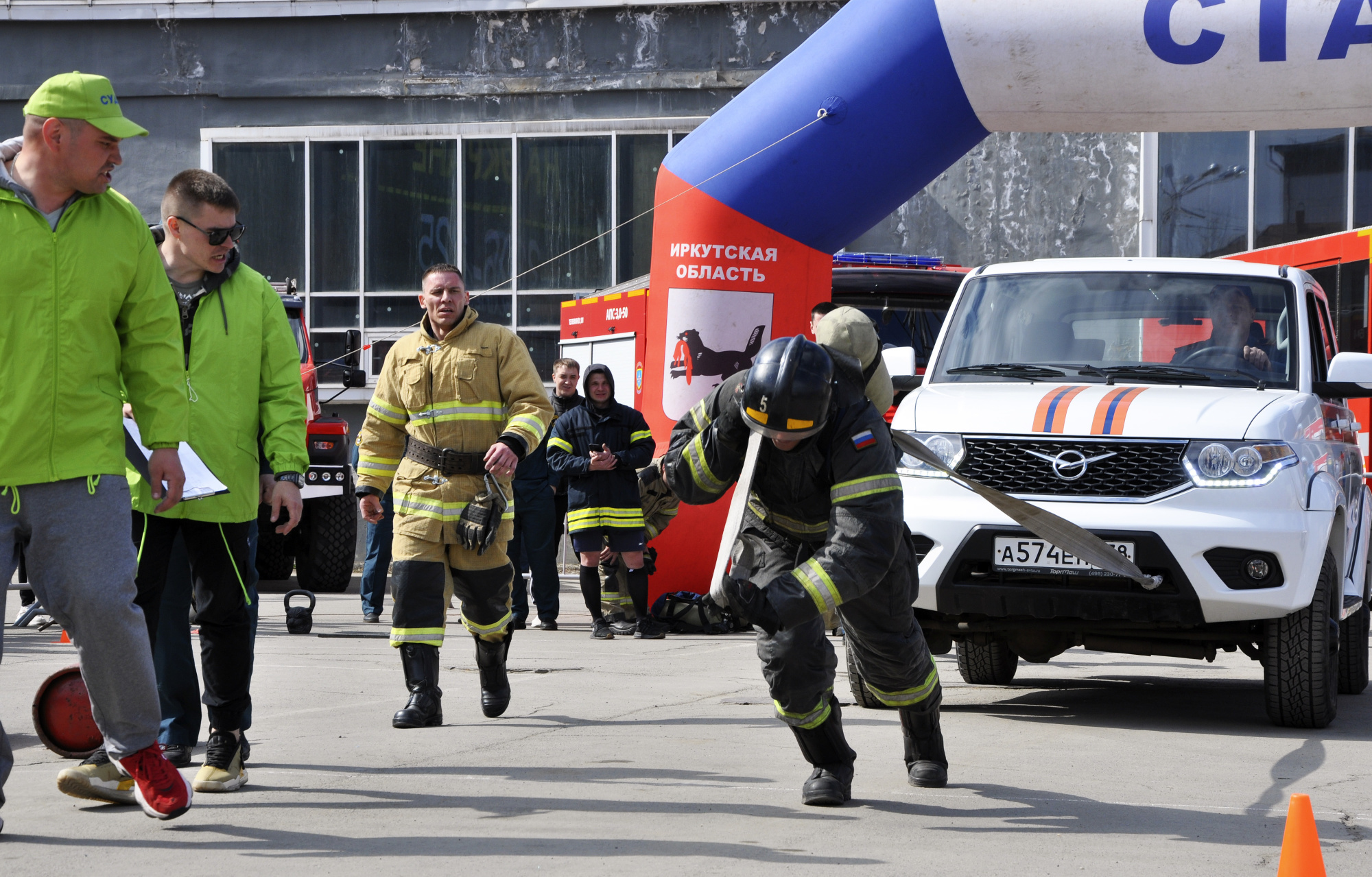 Соревнования по функциональному пожарному многоборью в честь 373 годовщины  пожарной охраны России состоялись в Иркутске - Новости - Главное управление  МЧС России по Иркутской области