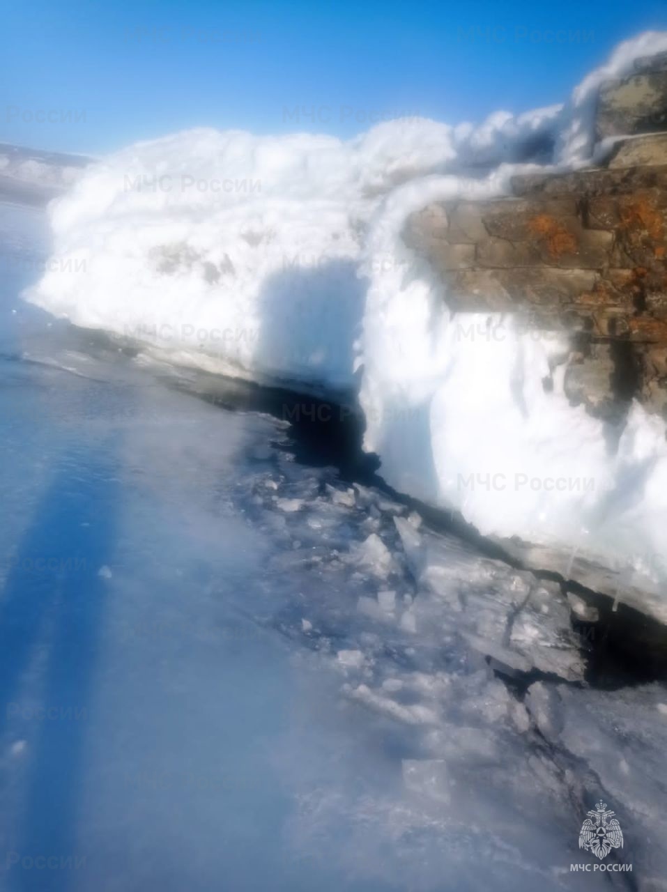 На льду Байкала образовался нажим с участками открытой воды. Будьте  осторожны! - Новости - Главное управление МЧС России по Иркутской области