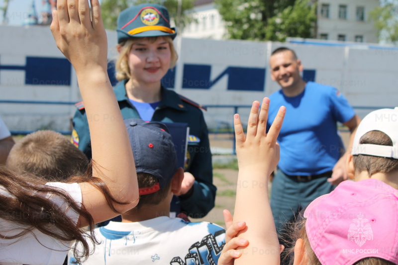 Большой праздник по безопасности провели на стадионе «Динамо» в Иркутске представители силовых ведомств для детей