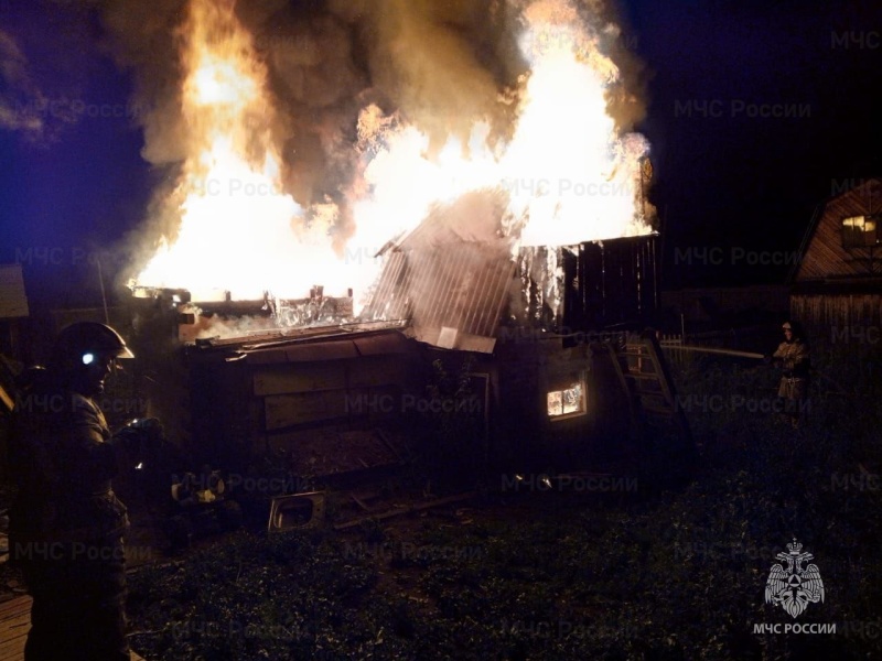 Два человека были травмированы на пожаре, произошедшем минувшей ночью в садовом доме в городе Усть-Илимске