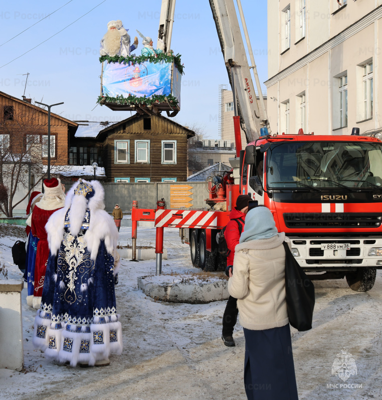 Дед Мороз и пожарные навестили маленьких пациентов в одной из больниц Иркутска